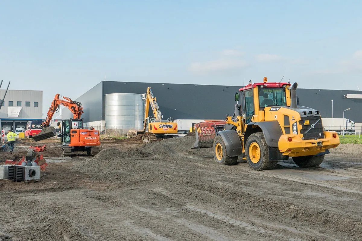 Shovel en graafmachines bij de uitbreiding van het terrein van Bakker Logistiek.