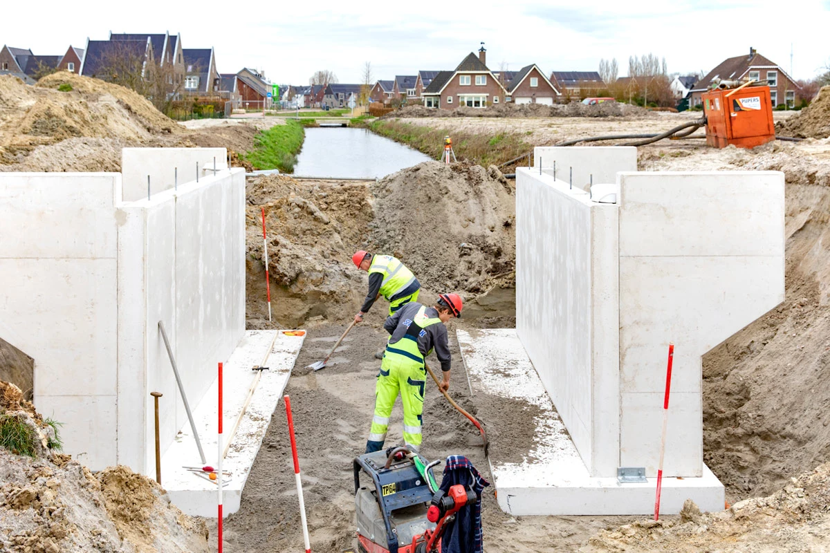 Medewerkers werken aan een waterbouwkundige constructie in Doornsteeg