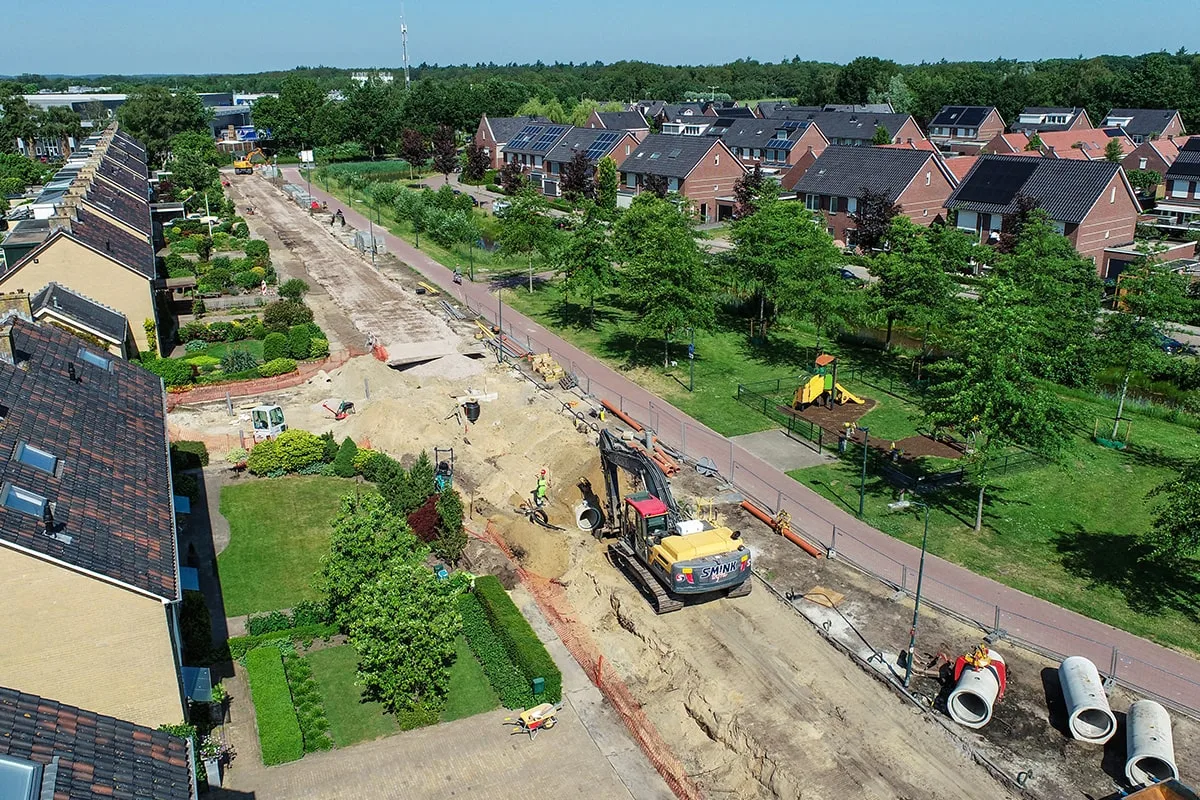 Luchtfoto van rioolwerkzaamheden in de Eikenlaan in Scherpenzeel.