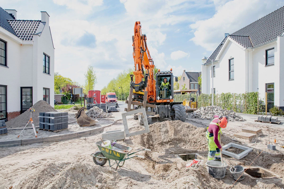 Werkzaamheden aan de straat bij de woningen van Rondweg De Bron